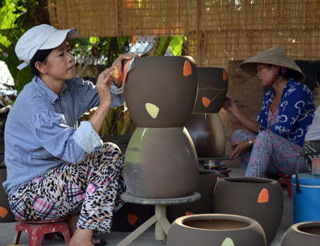 Sản xuất đồ gốm tại Doanh nghiệp tư nhân Phát Thành. Ảnh: V. Nam