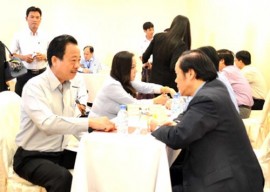 Ông Trần Văn Thành (trái), chủ DNTN Kiến Phúc trao đổi với Đại sứ Việt Nam tại Hàn Quốc để có thêm thông tin thị trường. Ảnh: K.Giới