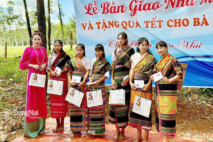 Hoa hậu Nhân ái Nguyễn Thị Bình trao quà cho người dân trên địa bàn xã Thọ Sơn (xã Đồng Nai cũ) tại Lễ bàn giao nhà tình thương năm 2024. Ảnh: C.T.V Hoa hậu Nhân ái Nguyễn Thị Bình trao quà cho người dân trên địa bàn xã Thọ Sơn (xã Đồng Nai cũ) tại Lễ bàn giao nhà tình thương năm 2024. Ảnh: C.T.V